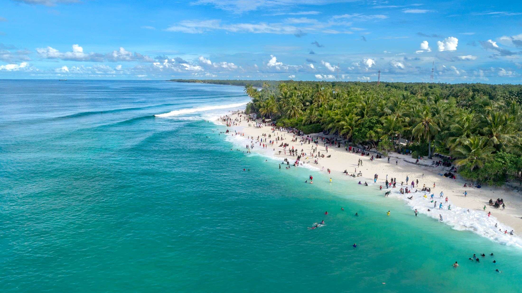 Tropischer Strand mit türkisem Wasser aus der Luft