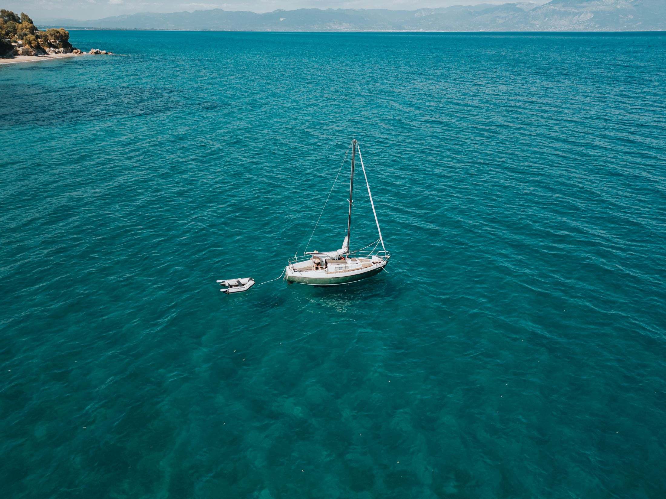Segelboot aus der Luft auf türkisem Meer